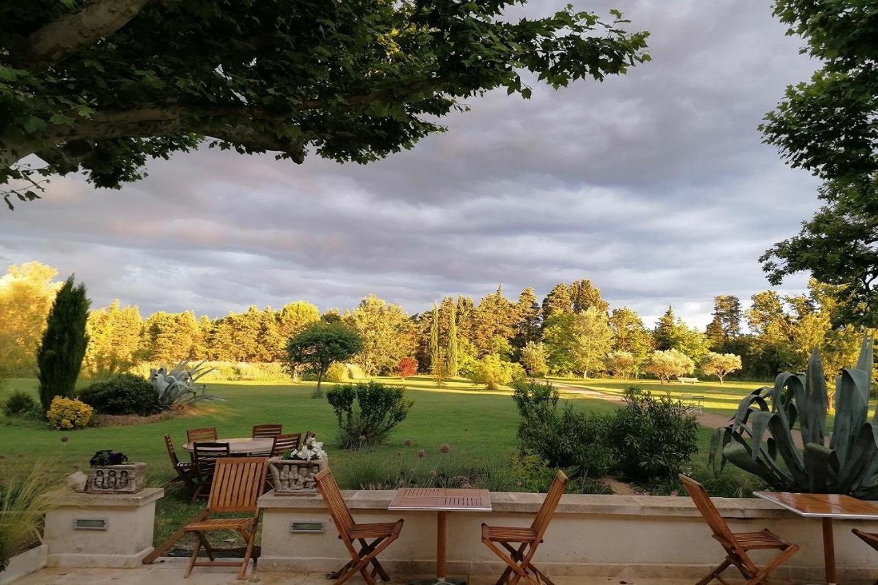 La Bastide des Amouriers Caumont-sur-Durance Exterior foto